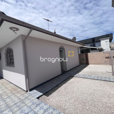 Casa com 166m², 3 quartos (sendo 1 suíte), 2 garagens, no bairro Centro em Palhoça
