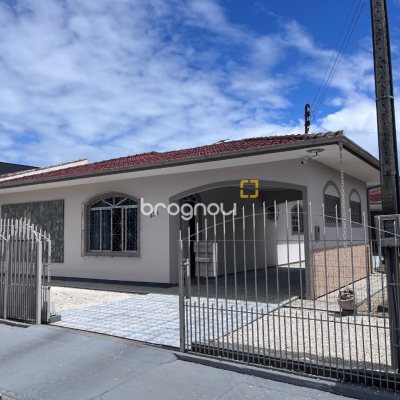 Casa com 166m², 3 quartos (sendo 1 suíte), 2 garagens, no bairro Centro em Palhoça