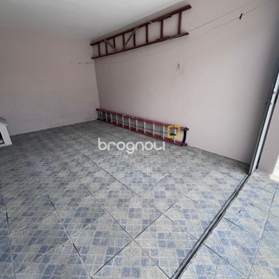 Casa com 166m², 3 quartos (sendo 1 suíte), 2 garagens, no bairro Centro em Palhoça