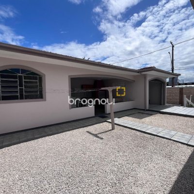 Casa com 166m², 3 quartos (sendo 1 suíte), 2 garagens, no bairro Centro em Palhoça