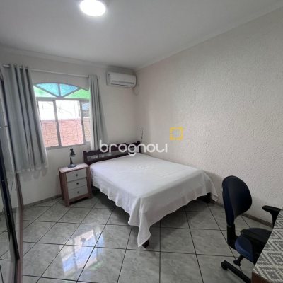 Casa com 166m², 3 quartos (sendo 1 suíte), 2 garagens, no bairro Centro em Palhoça