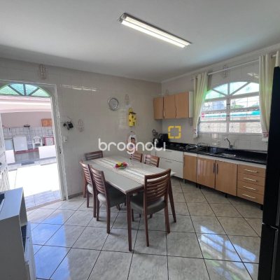 Casa com 166m², 3 quartos (sendo 1 suíte), 2 garagens, no bairro Centro em Palhoça