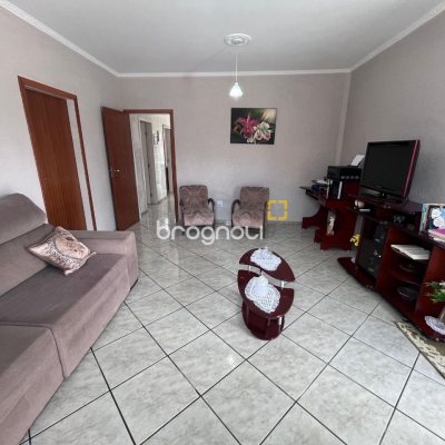 Casa com 166m², 3 quartos (sendo 1 suíte), 2 garagens, no bairro Centro em Palhoça