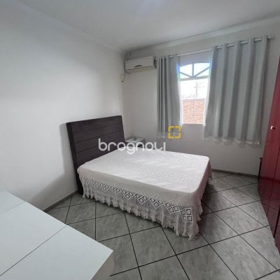 Casa com 166m², 3 quartos (sendo 1 suíte), 2 garagens, no bairro Centro em Palhoça