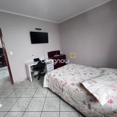 Casa com 166m², 3 quartos (sendo 1 suíte), 2 garagens, no bairro Centro em Palhoça