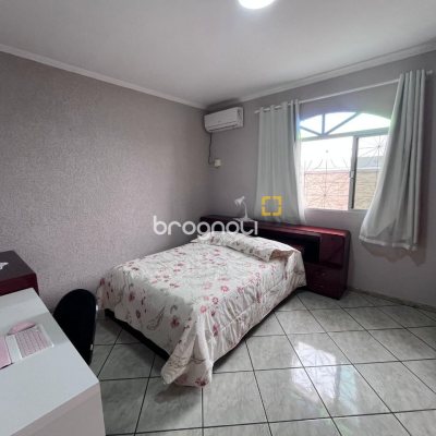 Casa com 166m², 3 quartos (sendo 1 suíte), 2 garagens, no bairro Centro em Palhoça