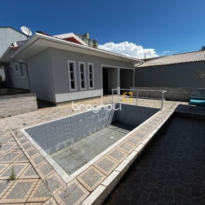 Casa com 238m², 3 quartos (sendo 1 suíte), 4 garagens, no bairro Jardim Cidade de Florianópolis em São José