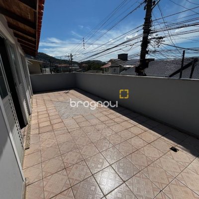 Casa com 238m², 3 quartos (sendo 1 suíte), 4 garagens, no bairro Jardim Cidade de Florianópolis em São José
