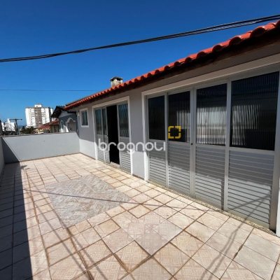 Casa com 238m², 3 quartos (sendo 1 suíte), 4 garagens, no bairro Jardim Cidade de Florianópolis em São José
