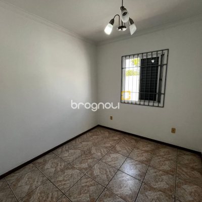 Casa com 238m², 3 quartos (sendo 1 suíte), 4 garagens, no bairro Jardim Cidade de Florianópolis em São José