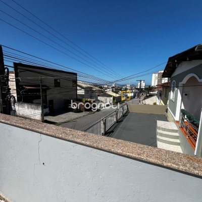 Casa com 238m², 3 quartos (sendo 1 suíte), 4 garagens, no bairro Jardim Cidade de Florianópolis em São José