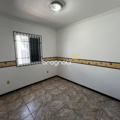Casa com 238m², 3 quartos (sendo 1 suíte), 4 garagens, no bairro Jardim Cidade de Florianópolis em São José