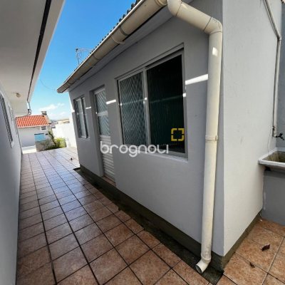 Casa com 238m², 3 quartos (sendo 1 suíte), 4 garagens, no bairro Jardim Cidade de Florianópolis em São José