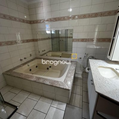Casa com 238m², 3 quartos (sendo 1 suíte), 4 garagens, no bairro Jardim Cidade de Florianópolis em São José