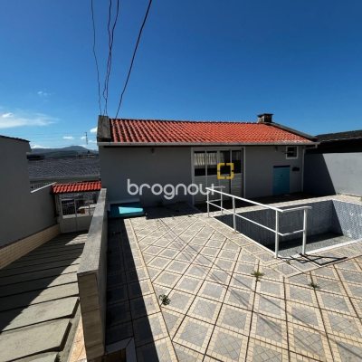 Casa com 238m², 3 quartos (sendo 1 suíte), 4 garagens, no bairro Jardim Cidade de Florianópolis em São José