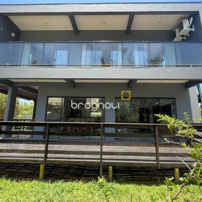 Casa de Condomínio com 225m², 5 quartos (sendo 1 suíte), 3 garagens, no bairro Campeche em Florianópolis