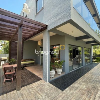 Casa de Condomínio com 225m², 5 quartos (sendo 1 suíte), 3 garagens, no bairro Campeche em Florianópolis