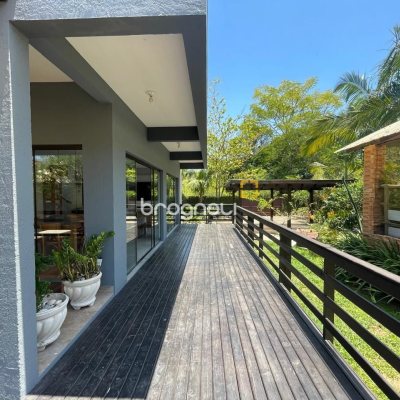 Casa de Condomínio com 225m², 5 quartos (sendo 1 suíte), 3 garagens, no bairro Campeche em Florianópolis