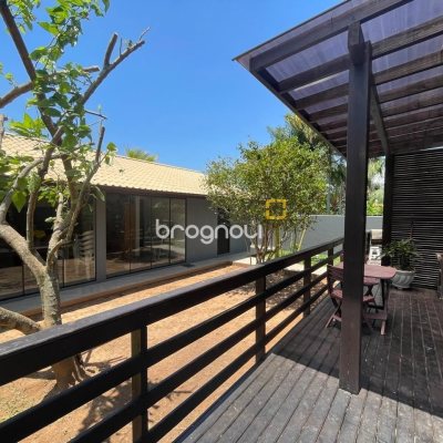 Casa de Condomínio com 225m², 5 quartos (sendo 1 suíte), 3 garagens, no bairro Campeche em Florianópolis
