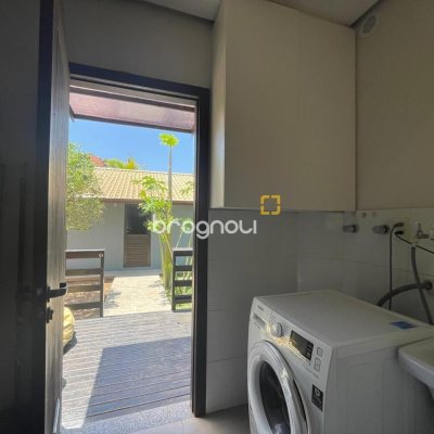 Casa de Condomínio com 225m², 5 quartos (sendo 1 suíte), 3 garagens, no bairro Campeche em Florianópolis