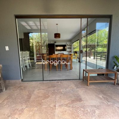 Casa de Condomínio com 225m², 5 quartos (sendo 1 suíte), 3 garagens, no bairro Campeche em Florianópolis