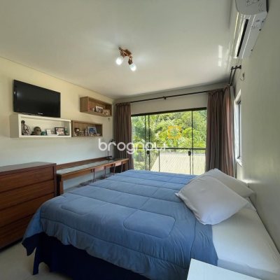 Casa de Condomínio com 225m², 5 quartos (sendo 1 suíte), 3 garagens, no bairro Campeche em Florianópolis