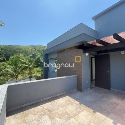 Casa de Condomínio com 225m², 5 quartos (sendo 1 suíte), 3 garagens, no bairro Campeche em Florianópolis