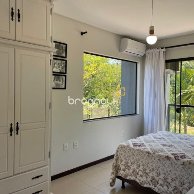 Casa de Condomínio com 225m², 5 quartos (sendo 1 suíte), 3 garagens, no bairro Campeche em Florianópolis