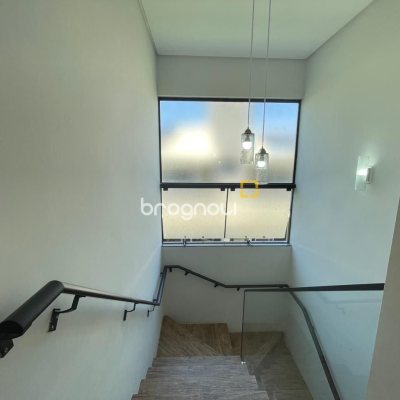 Casa de Condomínio com 225m², 5 quartos (sendo 1 suíte), 3 garagens, no bairro Campeche em Florianópolis