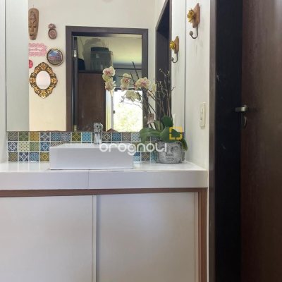 Casa de Condomínio com 225m², 5 quartos (sendo 1 suíte), 3 garagens, no bairro Campeche em Florianópolis