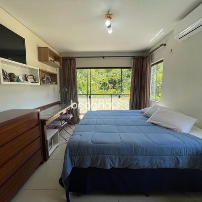 Casa de Condomínio com 225m², 5 quartos (sendo 1 suíte), 3 garagens, no bairro Campeche em Florianópolis