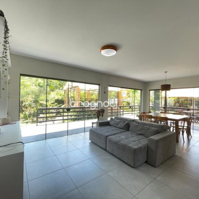 Casa de Condomínio com 225m², 5 quartos (sendo 1 suíte), 3 garagens, no bairro Campeche em Florianópolis