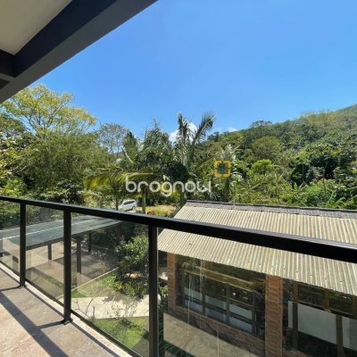 Casa de Condomínio com 225m², 5 quartos (sendo 1 suíte), 3 garagens, no bairro Campeche em Florianópolis