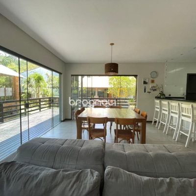 Casa de Condomínio com 225m², 5 quartos (sendo 1 suíte), 3 garagens, no bairro Campeche em Florianópolis