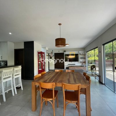 Casa de Condomínio com 225m², 5 quartos (sendo 1 suíte), 3 garagens, no bairro Campeche em Florianópolis