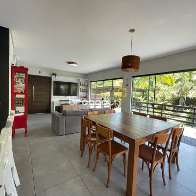 Casa de Condomínio com 225m², 5 quartos (sendo 1 suíte), 3 garagens, no bairro Campeche em Florianópolis