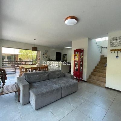 Casa de Condomínio com 225m², 5 quartos (sendo 1 suíte), 3 garagens, no bairro Campeche em Florianópolis