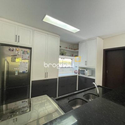 Casa de Condomínio com 225m², 5 quartos (sendo 1 suíte), 3 garagens, no bairro Campeche em Florianópolis