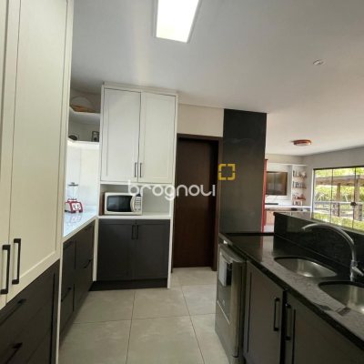 Casa de Condomínio com 225m², 5 quartos (sendo 1 suíte), 3 garagens, no bairro Campeche em Florianópolis