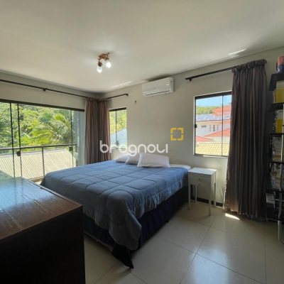 Casa de Condomínio com 225m², 5 quartos (sendo 1 suíte), 3 garagens, no bairro Campeche em Florianópolis