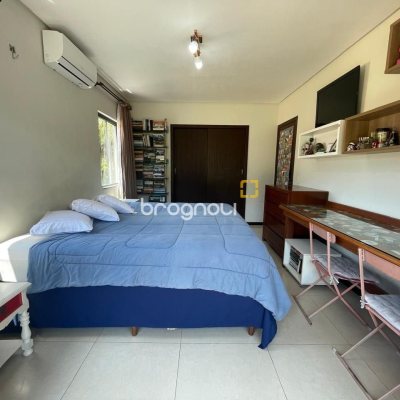 Casa de Condomínio com 225m², 5 quartos (sendo 1 suíte), 3 garagens, no bairro Campeche em Florianópolis