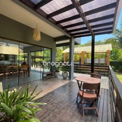 Casa de Condomínio com 225m², 5 quartos (sendo 1 suíte), 3 garagens, no bairro Campeche em Florianópolis