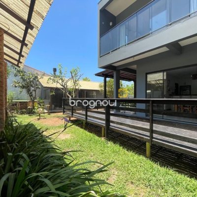 Casa de Condomínio com 225m², 5 quartos (sendo 1 suíte), 3 garagens, no bairro Campeche em Florianópolis