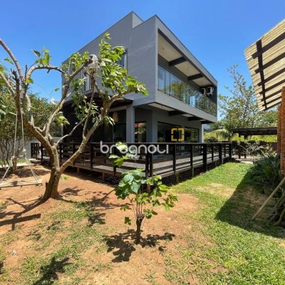 Casa de Condomínio com 225m², 5 quartos (sendo 1 suíte), 3 garagens, no bairro Campeche em Florianópolis