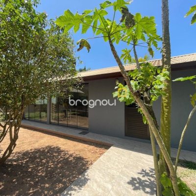 Casa de Condomínio com 225m², 5 quartos (sendo 1 suíte), 3 garagens, no bairro Campeche em Florianópolis
