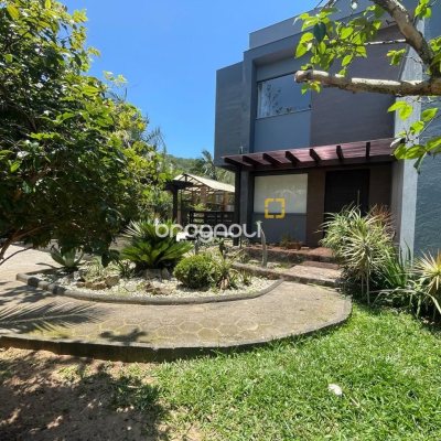 Casa de Condomínio com 225m², 5 quartos (sendo 1 suíte), 3 garagens, no bairro Campeche em Florianópolis