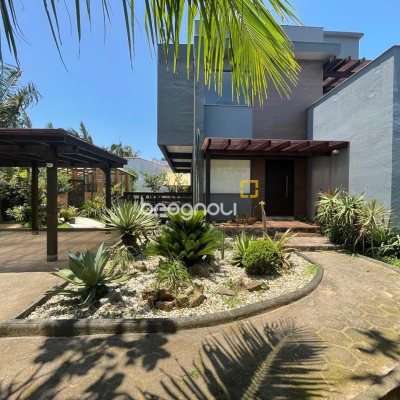 Casa de Condomínio com 225m², 5 quartos (sendo 1 suíte), 3 garagens, no bairro Campeche em Florianópolis
