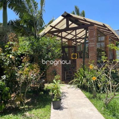 Casa de Condomínio com 225m², 5 quartos (sendo 1 suíte), 3 garagens, no bairro Campeche em Florianópolis