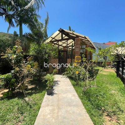 Casa de Condomínio com 225m², 5 quartos (sendo 1 suíte), 3 garagens, no bairro Campeche em Florianópolis