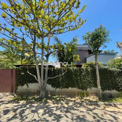 Casa de Condomínio com 225m², 5 quartos (sendo 1 suíte), 3 garagens, no bairro Campeche em Florianópolis